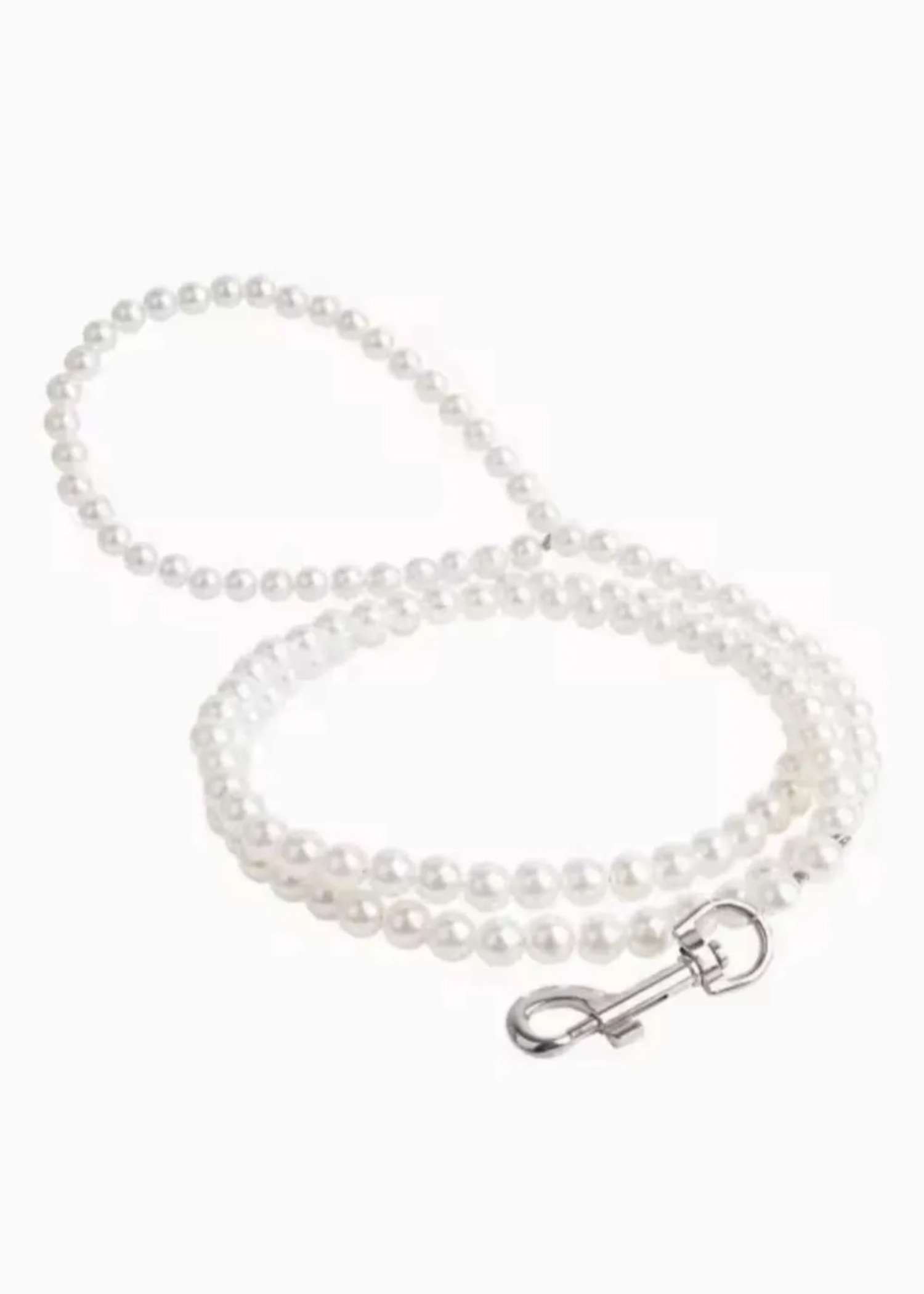 Pearl dog lead with silver-tone clip